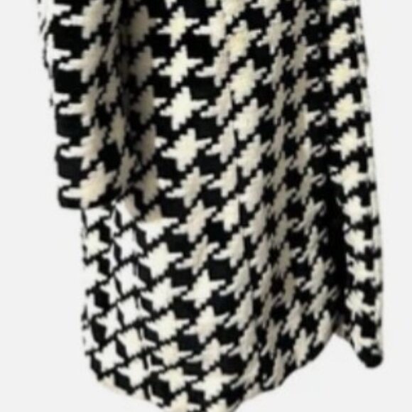 🎀Express Black & White/Cream Houndstooth Faux Fur Coat Size: 9/10 - Picture 7 of 10